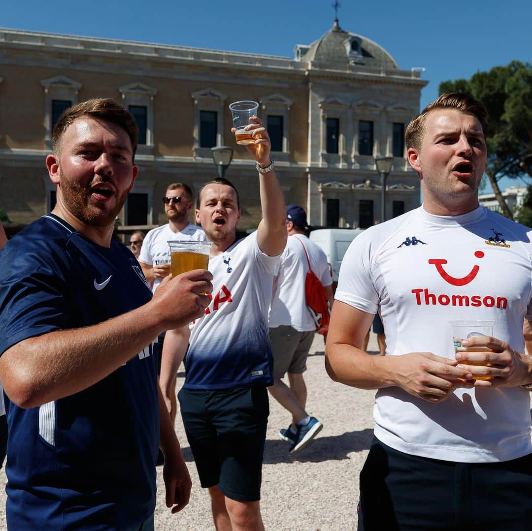 トッテナム・ホットスパーFCさんのインスタグラム写真 - (トッテナム・ホットスパーFCInstagram)「Spurs in Madrid! 🇪🇸 ☀️ #UCLfinal #COYS」6月1日 20時27分 - spursofficial