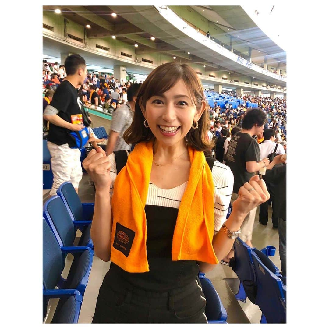 宮崎瑠依さんのインスタグラム写真 - (宮崎瑠依Instagram)「今日は東京ドームに行ってきました！  4点ビハインドで迎えた6回裏 ビヤヌエバ選手の満塁ホームランで 一気に同点になると  同じイニング 代打 阿部選手が登場し、 通算400号ホームランを放ち、逆転に成功😆. "阿部選手の400号 絶対に生で観たい！"と、騒いでいた私としては、大興奮が隠せずw 「きゃーーーーーーーー！！！！」って言葉にならない声で泣きながら喜びました😂ww. . 9回表中日に同点に追いつかれましたが、 その裏、キャプテン坂本選手のタイムリーで劇的なサヨナラ勝ち！！！. 見事、阿部選手400号の試合を白星で飾ってくれました😭😭😭✨✨. . 今日の試合は、まるでジェットコースター🎢 (疲れた🤣ww) 最終的に勝って本当に本当に良かったです😭💕✨. . 坂本&阿部のヒーローインタビュー…最高でーーーーーす😍😭✨. . この試合は一生忘れません。  #東京ドーム #巨人 #giants #vivagiants #私はジャイ子 #一生忘れない試合 #今日ドームにいた私は幸せです」6月1日 20時28分 - ruimiyazaki