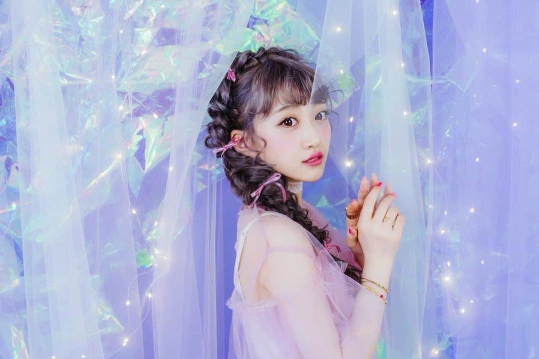さぁやさんのインスタグラム写真 - (さぁやInstagram)「❤️ご報告❤️ ‪私がイメージモデルを している#merche から さぁやのプロデュースカラコンが 発売する事が決定しました✨‬ . ‪mercheは今マンスリーだけど ずっとワンデーが欲しくて！ なので今回はmerche初の！！ ワンデーになります💕 .‬ ‪カラーは全部で4色作っていて それぞれ違った雰囲気の メイクが楽しくなるような 可愛いカラコン作ってます😊 発売は2019年秋頃予定です💕‬ . 自分のカラコンを作りたい！ って昔から思ってたから 今回大好きなmercheから プロデュースカラーが出せる事、 本当に本当に嬉しいです✨ 私の夢がまた１つ叶うのも いつも応援してくれる、 さぁやを側で支えてくれている、 皆さんのおかげです。 本当に本当にありがとう😢 . やっと報告が出来たので これからどんどん情報発信して 皆に気に入ってもらえる様！ 頑張ります✊🏻✨ 楽しみにしていてください😍 . . #カラコン #メルシェ」6月1日 20時37分 - saaya831