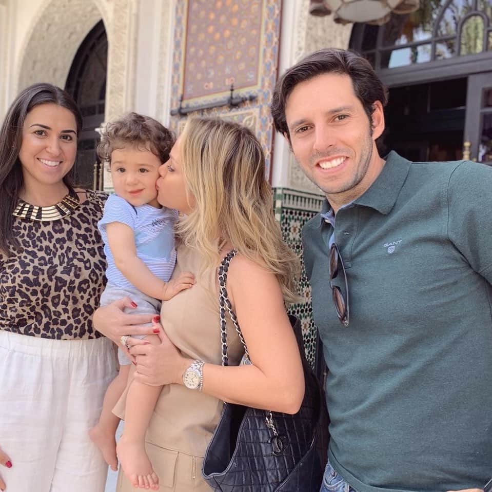Eliana Michaelichin Bezerraのインスタグラム：「Hora de partir. Vou sentir saudades desta família tão querida e principalmente do pequeno Ben💕. Obrigada queridos Hadí e Lilian, vcs foram impecáveis em cada detalhe, começando pelo aeroporto, reservas dos melhores restaurantes, hotéis, dicas, passeios, compras... TUDO!! Arthur vai amar o uniforme de futebol do Marrocos e Manuela vai ficar linda de Kaftan. Parabéns @moroccoimperial pela competência e delicadeza com toda a nossa equipe. Em breve voltarei com a Família. Choukran 🙏🏻 #marrocos #marrakesh #programaeliana #eliana #viageminternacional #obrigadadeus #familiaabasedetudo」