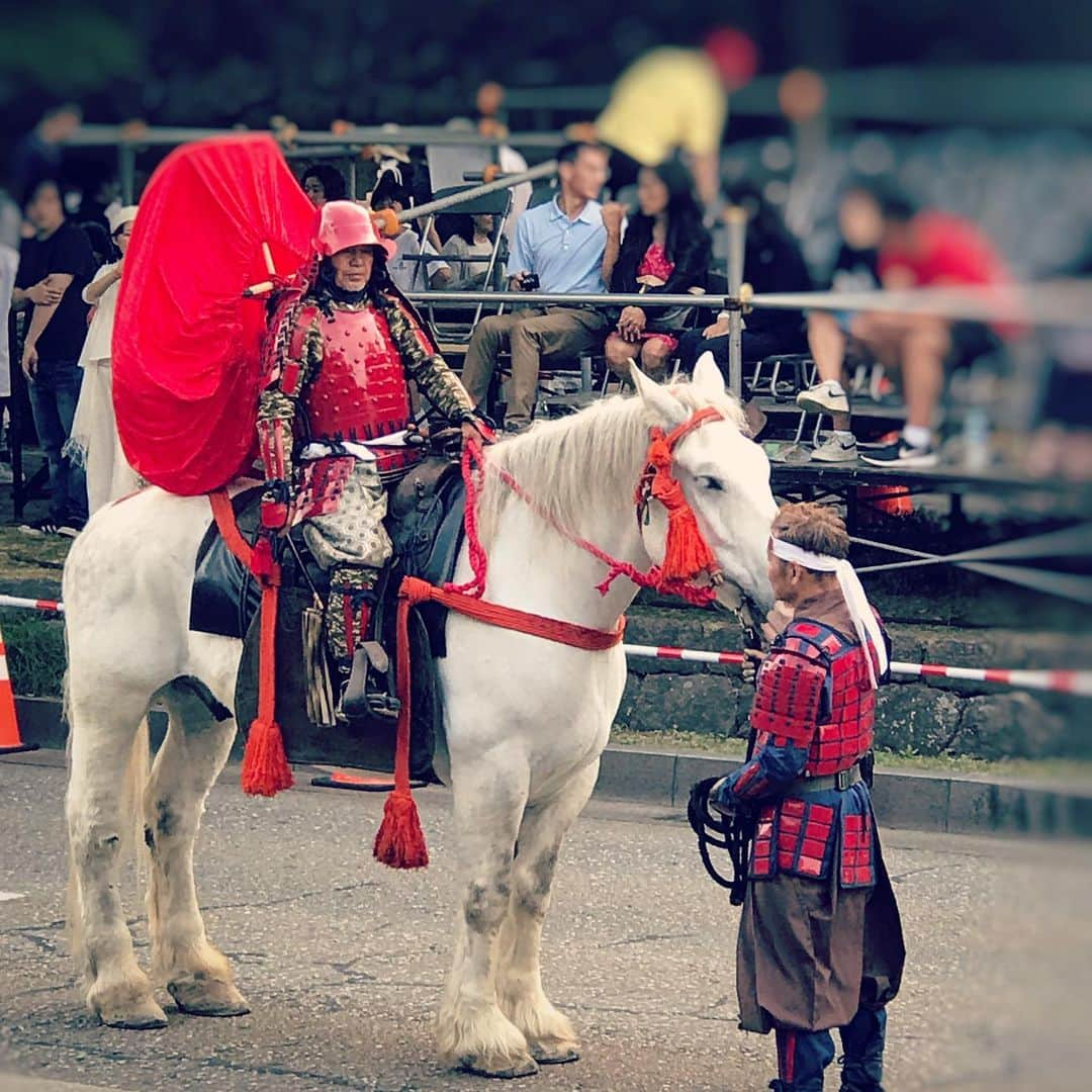 アンミカさんのインスタグラム写真 - (アンミカInstagram)「今日は令和最初の【百万石まつり】で金沢へ✨MRO【森の都を人がゆく】に生出演させて頂きましたよ😍  藩祖・前田利家の偉業を偲んで開催されるこのお祭り、主役の前田利家を加藤晴彦さん、お松の方を藤本美貴さんが扮しましたよ✨ 。 消防団員による加賀とび行列の300年以上続くはしご技や、害鳥駆除をする鷹匠、赤母衣衆など、城下町を彩る、初夏の歴史絵巻に42万人が酔いしれました☺️ 。 帰りは新幹線で、金沢のお寿司🍣と缶ハイボール🥫✨ゆっくり眠って、明日の ・10:30〜11:00 TBS 【マシューボーン特番】 ・11:30〜12:55 TOKYO MX 【日曜はカラフル】 ・22:00〜22:54 MBS 【林先生が驚く初耳学 内のコーナー "アンミカ先生が教えるパリコレ学 "】 ・24:00〜25:00  QVC 【アネラリュクス 夏の新作TSV】 に備えます❗️ 。 #私が個人的に好きだったのはカッコいい赤母衣衆（あかほろしゅう) #この赤い衣は矢や石などから防御するための甲冑の補助武具で風で膨らみとてもカッコ良い！ #北陸大学教授の長谷川孝徳さんの解説は初耳ばかりでした👂✨ #浴衣姿が艶やかなMRO放送のアナウンサーの皆様と☺️ #豪華絢爛な歴史絵巻にすっかり酔いしれてしまいました😍 #百万石まつり2019 #mro北陸放送 #森の都を人がゆく」6月1日 20時33分 - ahnmikaofficial