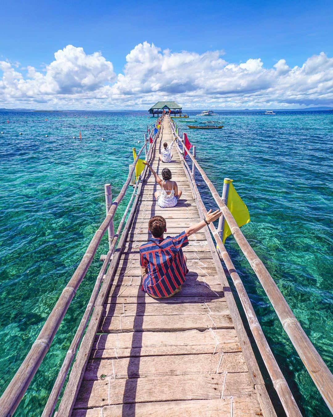 樂さんのインスタグラム写真 - (樂Instagram)「宿霧。娜魯蘇安島 #philippines #cebu #nalusuan  覺得這個島cp值很高，有好多東西可以拍，#其他的在等我慢慢分享，這條在海中央的木棧道拍起來超美，而且島上的食物大概是我這幾天吃到最好吃的東西了😂 #最近真的都沒有我自己的照片😭」6月1日 20時35分 - ygt1016