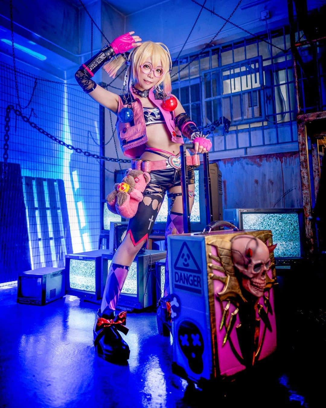 小桃のインスタグラム：「OverHit-超越極限 正式開始公測了！！！ 一聽到這好消息我就立刻去下載！💃🏻✨ 你們也快來一起玩麻！😍🙌🏻 也來遊戲裡看看我這次COS的角色-布蘿莎姆 的故事吧！ 遊戲下載連結 Download Link ⬇️⬇️⬇️ https://app.adjust.com/rlp08pm  NEXON的遊戲一向都超高水準的。這次由旗下NAT games製作的OVERHIT也是超級精品之作！ 剛打開遊戲故事已經嚇了我一跳😍！畫面超級華麗，而且是極高水準的畫質！好順暢啊啊啊！！！手遊能到這程度真的好棒！👍🏻✨ 也來說說大家最在意的角色轉蛋🤣 小桃元帥我！居然！移民到歐洲了！(？！ 我抽到自己(布蘿莎姆)啊啊啊！😎❤️✨(興奮 可以仔細了解她的故事和看到她那可愛的技能演出了！！！😍 除了布蘿莎姆外，OVERHIT的英雄每個都擁有電影般的技能演出！遊戲內英雄數目多達120名！但我全部都想看一遍啊啊啊！！！😭 看來要努力衝等&收集英雄了！  #NEXON #超越極限 #OVERHIT #正式公測 #cosplay #BLOSSOM #布蘿莎姆」