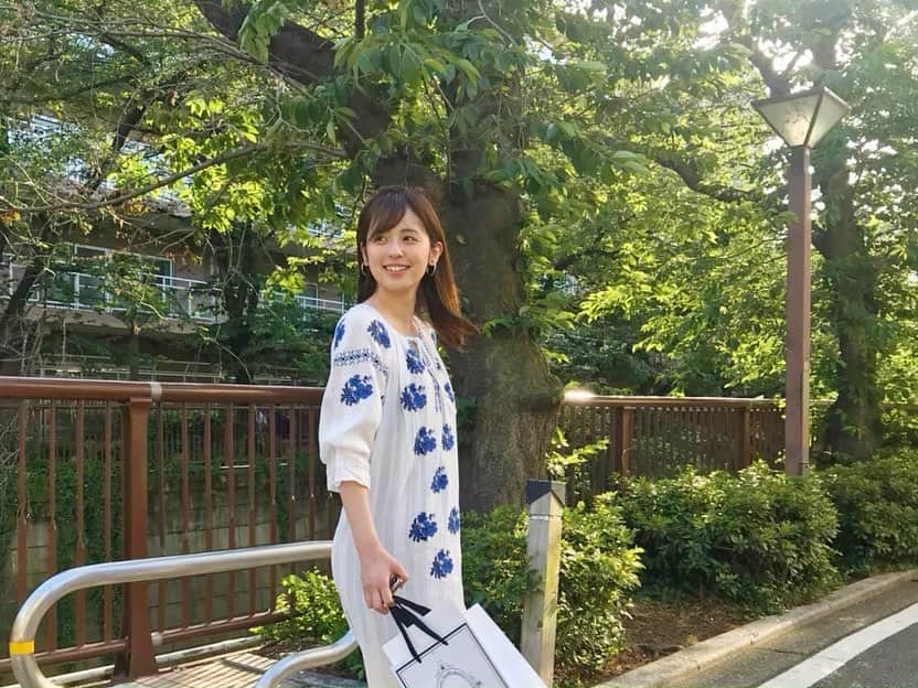 久慈暁子さんのインスタグラム写真 - (久慈暁子Instagram)「* 今日から6月🌷 バラの花があちらこちらで 満開になっていますね💐 散歩していたら甘い香りが 漂ってきました🐝🍯 良い週末をお過ごしください❤︎ * #6月 #バラ」6月1日 20時39分 - kuji_akiko