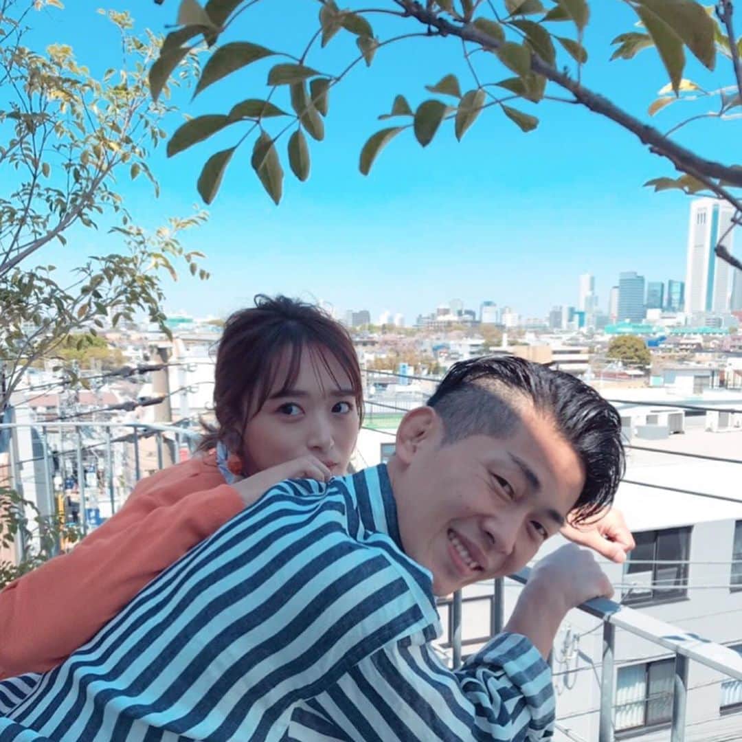 近藤千尋のインスタグラム：「今月号の @with_mag_official  さんに 夫婦で登場しております✨📖 結婚した時の気持ちなど 沢山答えさせていただきました🙇‍♀️ ひーぼぉくんとの撮影は 本当に安心するなぁ👨💗 #with #撮影中に日向ぼっこ」