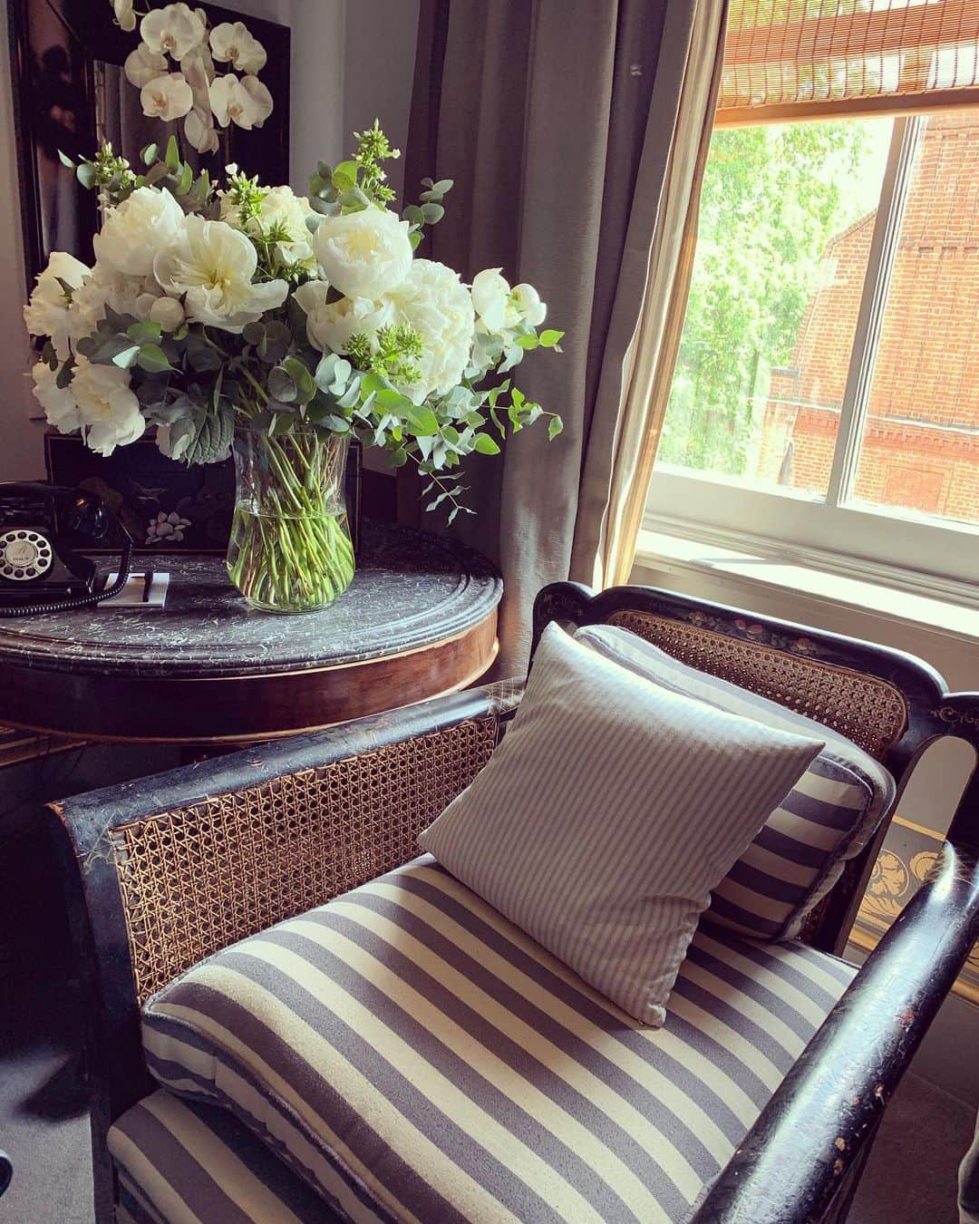 マリア・シャラポワのインスタグラム：「A picturesque spring day in London. Thank you @clarewaightkeller for the beautiful bouquet. 🌸🌼💕」