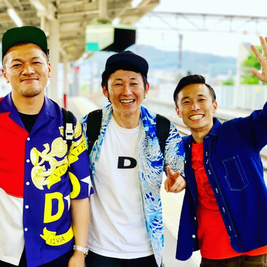 竹内まなぶのインスタグラム：「午前中は東京でステキなロケして⚡️午後からボートレース桐生(群馬県)でダーヨシさんとイベント👨‍👦‍👦 たくさんのご来場ありがとうございした🚤！ これからまなぶだけ、明日中京テレビ #大徳さん 出演のため今は新幹線で名古屋へ🚅そのあと岡山でグレープカンパニーの #笑いイチ #電車大好きだから🚃 #新桐生から名古屋への移動🏃‍♂️ #全く苦にならない🤷‍♂️ #東武特急りょうもうから🚉常磐線🚆東海道新幹線🚄 #最高🥰 #明日は山陽新幹線🚅と飛行機🛫 #乗り物大好き❤」