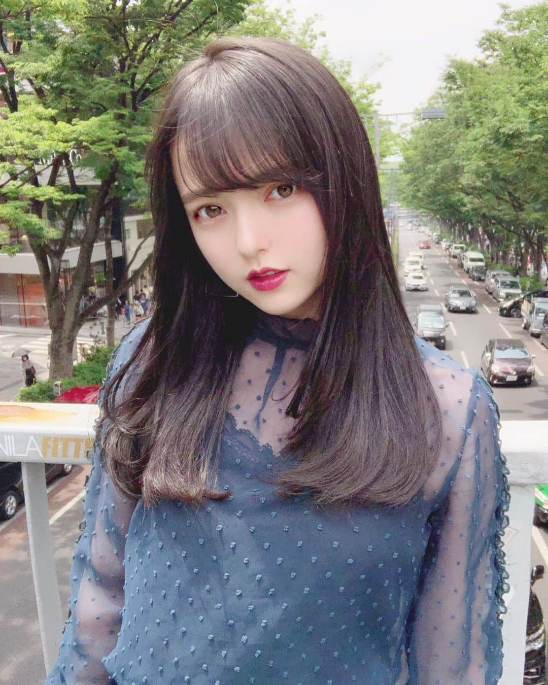 小西恭平さんのインスタグラム写真 - (小西恭平Instagram)「アリサさんご来店💇🏻‍♀️✨﻿ ﻿ シンプルなロングレイヤースタイルに、前髪をシースルーバングにし小顔効果に✂️✨﻿ ﻿ カラーはダークトーンでも透明感を出せるサファイアカラーに✨﻿ ﻿ 普段はサロンでの撮影はしてないらしく、人生初サロモを担当させてくれてありがとうございます😊﻿ お姉さんが僕のフォロワーさんでよかった笑﻿ ﻿ ﻿ 6/2,21:00〜7月前半のネット予約を解放します✂️✨﻿ ﻿ ﻿ #オブヘア#オブコスメディックス#美容室#ハイライト#原宿#サロンモデル#ミディアム#美容師#グラデーションカラー#fashion #ヘア#アレンジ#ヘアアレンジ#make#zara#ロング#hair#グレージュ#ヘアスタイル#スタイリング#髪型 #メイク#シースルーバング#表参道#ショート#似合わせカット#渋谷#hairstyle#コニタンカット」6月1日 20時56分 - kyohei_konishi