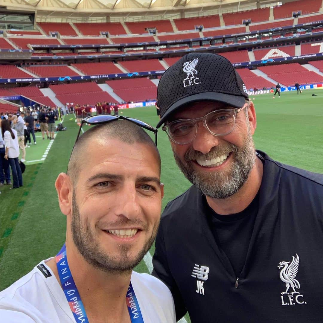 ムラデン・ペトリッチのインスタグラム：「Great fun yesterday before the training 😂👍🏽 #klopp #coach #liverpool #liverpoolfc #lfc #championsleague #final #madrid19 #bvb #dortmund」