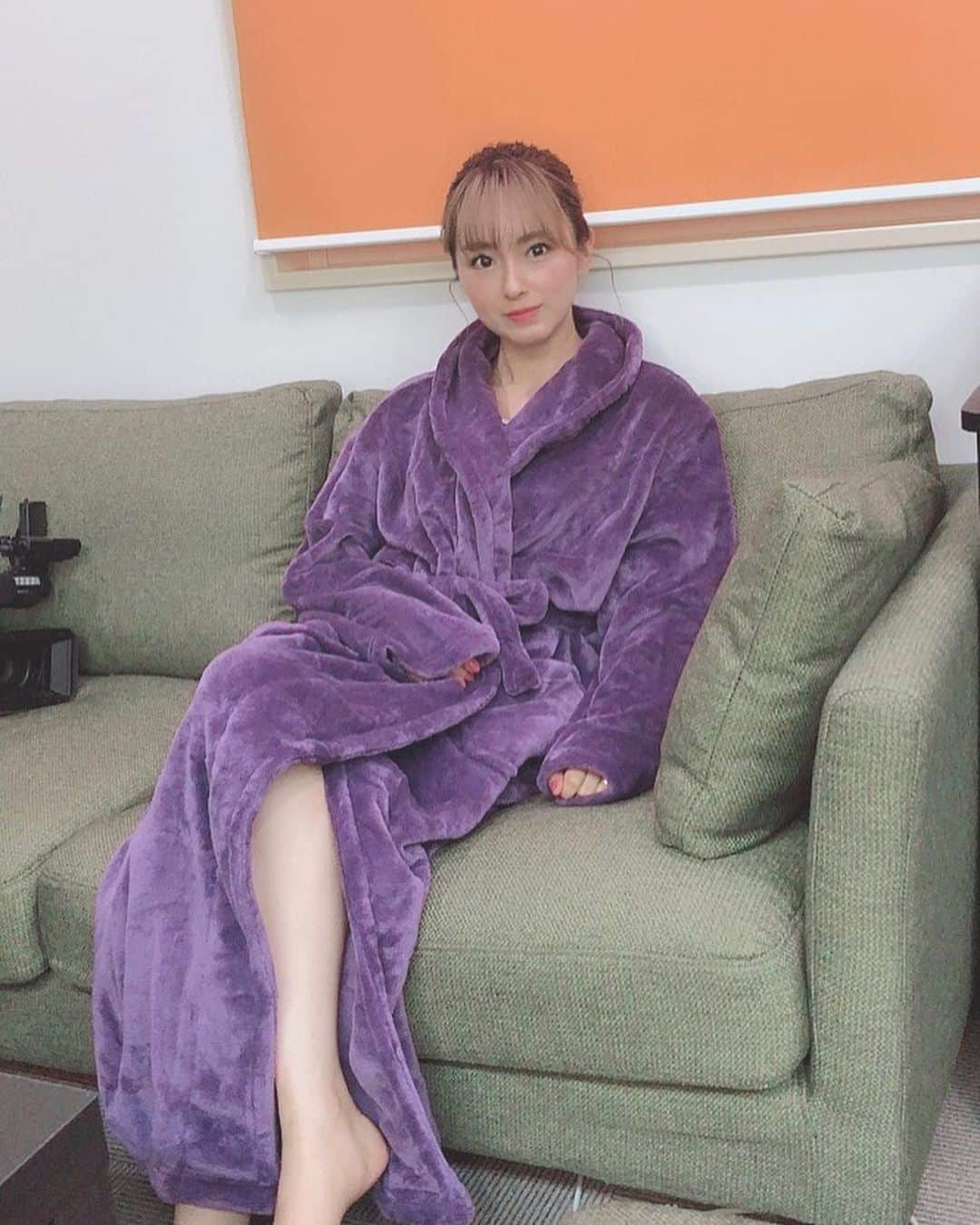 ぽこのインスタグラム：「怪撮影。 ガウンの下は皆さんの予想通りのハズ👻 てかこのガウンの色なに(*_*)？ #ガウン #撮影 #まさかの本格的」