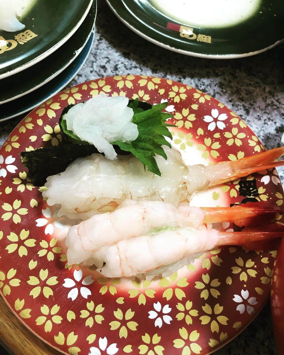 東出真緒さんのインスタグラム写真 - (東出真緒Instagram)「えび三昧🦐 今富山にいます。 明日は金沢ミリオンロック🤘🏻⭐️ トップバッターです！ . えびパワーで明日のライブは間違いなし！！ 皆さまお待ちしております🦐✨ . #富山  #寿司 #白えび #赤えび #甘エビ」6月1日 21時04分 - mao_bigmama_vn