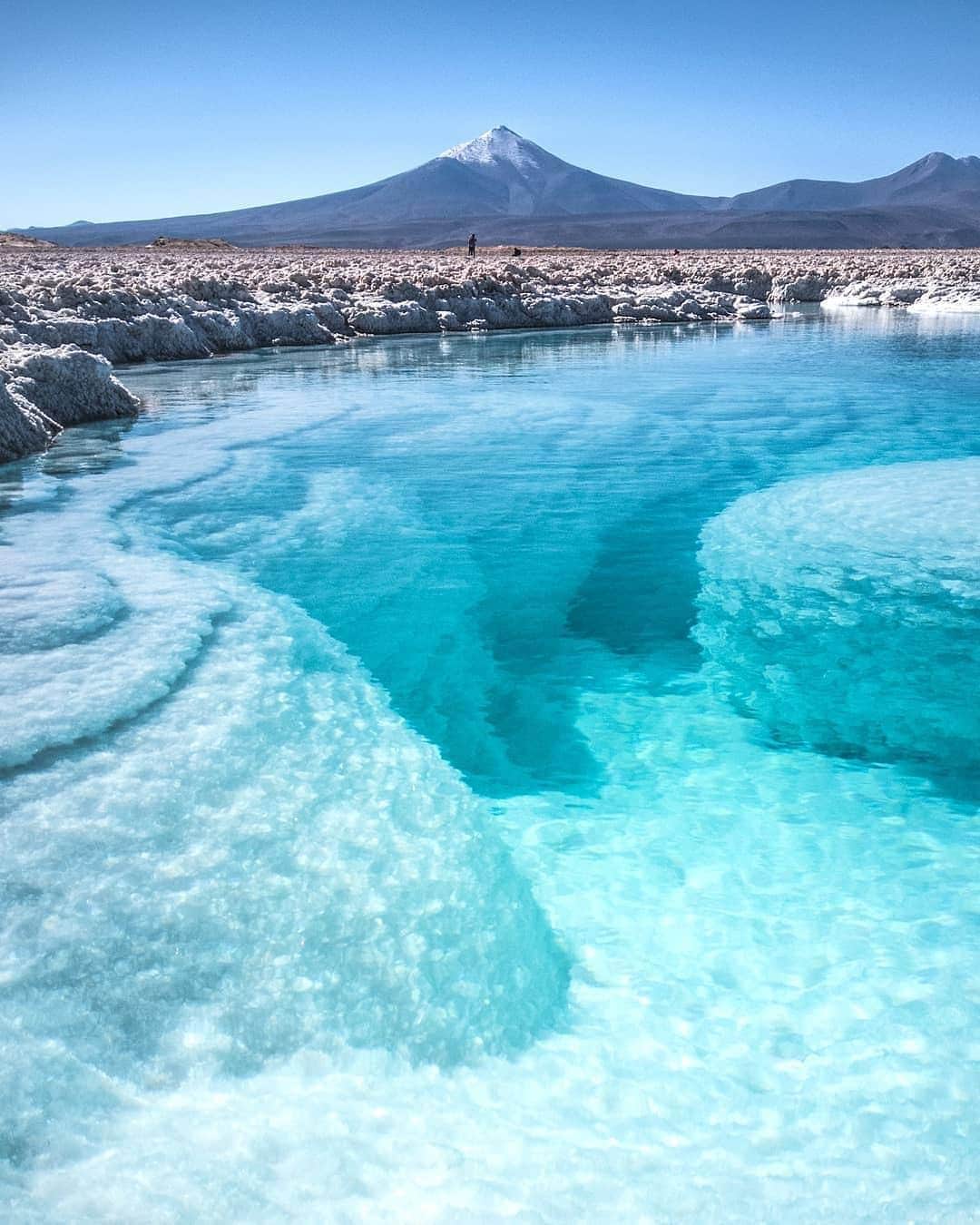 BEAUTIFUL DESTINATIONSさんのインスタグラム写真 - (BEAUTIFUL DESTINATIONSInstagram)「An icy volcano in Chile 🌋 Have you heard of Salar De Pedernales? (📷: @simple.dp 📍: Salar De Pedernales, Volcán , Doña Inés in Chile)」6月1日 21時04分 - beautifuldestinations