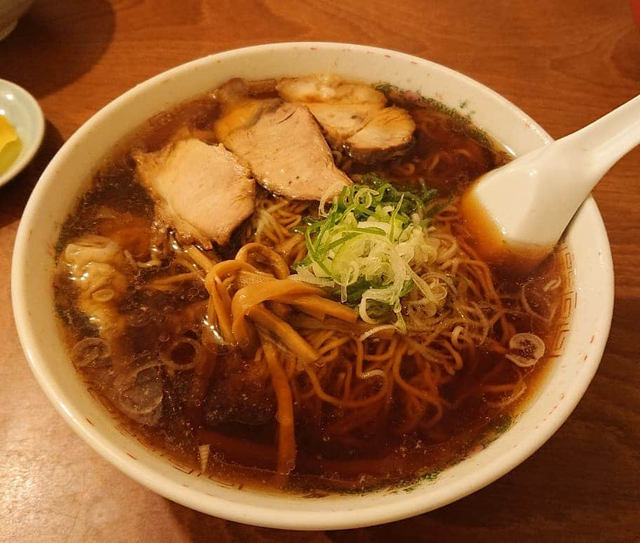 ホルスタイン・モリ夫さんのインスタグラム写真 - (ホルスタイン・モリ夫Instagram)「釧路で小休憩。 #釧路ラーメン #河むら #醤油ワンタン大盛 #ゴールデンルーズありちゃん #つちふまズ三木 #三木ちゃん別人 #サイケなバンドのギター顔 #行きたかったとこ営業時間過ぎてた #私あるある」6月1日 21時04分 - morry_aroi