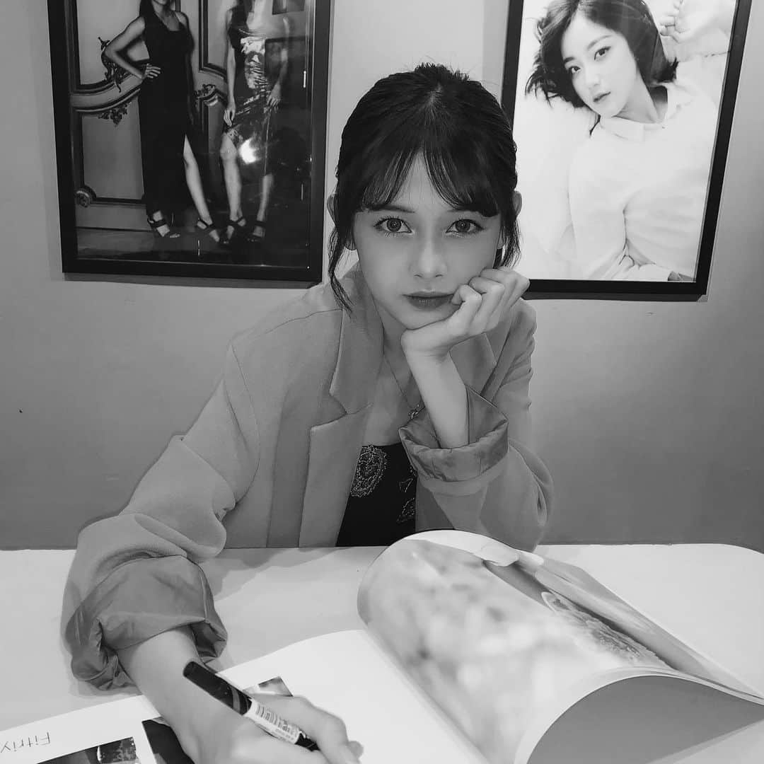 フェニ・フィトゥリヤンティさんのインスタグラム写真 - (フェニ・フィトゥリヤンティInstagram)「Sign in Photobook M E R C I 🖤🖤🖤🖤🖤🖤🖤🖤🖤 #jkt48feni」6月1日 20時58分 - jkt48feni