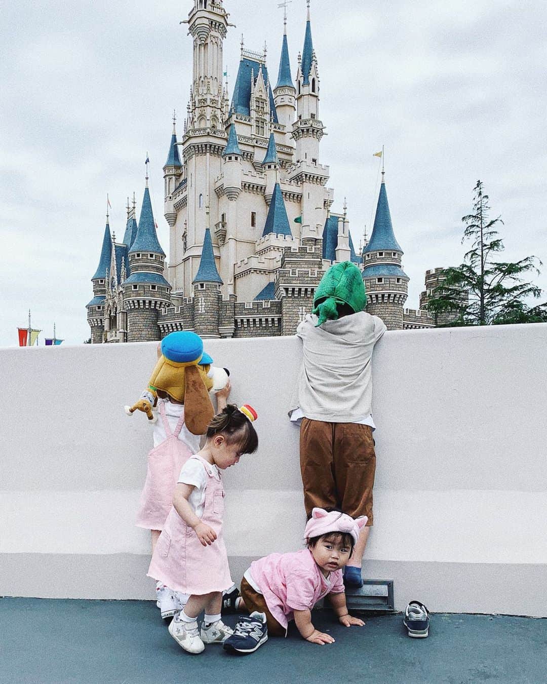 0703maiさんのインスタグラム写真 - (0703maiInstagram)「🏰 Disneyland . . . 🗓 #20190531 #disneyeaster 🥚🥚🥚🥚 兄ちゃん家族とあーちゃん、 家族総勢8人【せーじ不在🤦🏻‍♂️】 夢の国へ行ってきた。 . . もーーーーー めちゃくちゃハッピー❣️ 最高に楽しかったーーーー❣️ 丁度いい気候で過ごしやすかった😊 子供達もたっくさん乗り物乗れて 大満足してくれたっぽい👨‍👩‍👧‍👧 お洋服を8人でリンクさせたり、 カチューシャやファンキャップ何にするか相談したり、、 準備から楽しかった❤️ せーじもいれば尚良かったけど、 仕方ない。笑 家族に愛しかない。 皆んな愛してるーーーっ❤️ . . #ディズニー 1発目は子供達❤️ #ディズニーランド #家族ディズニー #子連れディズニー #家族リンクコーデ #リンクコーデ #ディズニーコーデ #トイストーリー #スリンキー #ハムディズニー #ハム🐽ぴっぴ #姉妹コーデ #兄弟コーデ #子供コーデ #家族愛 #ディズニーイースター #トゥーンタウン #初ディズニー ぴっぴ👶🏻ハム似合いすぎ🥺 #うちの可愛いメンズ達🙋🏻‍♂️👦🏻👶🏻 . . ❾枚目 ❿枚目は1番年上だから 文句も言わず率先してチビちゃん達の面倒を見てくれた、 はるくん👦🏻 本当に疲れたんだろうな。 コソッと、ママおんぶして？って。 してあげたらこの笑顔。ありがとね💖 . . あーーーーー 楽しかった。」6月1日 21時02分 - 0703mai