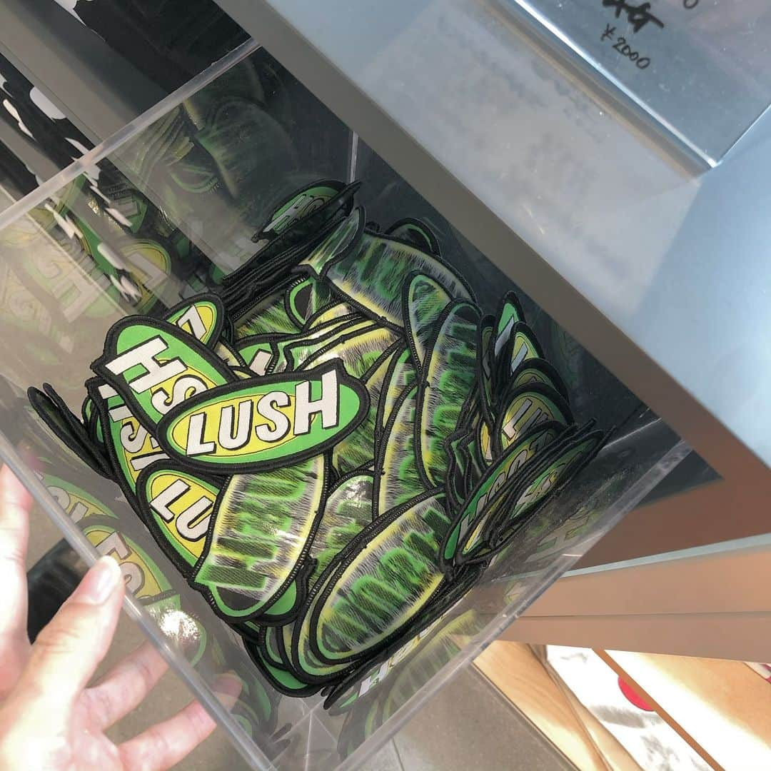 宮崎葉さんのインスタグラム写真 - (宮崎葉Instagram)「ㅤ @lushjapan の新しいお店。 新宿に4階建てでオープン♥♥♥ もー めっためたかわいいし たのしいし いい香りするし サイコウの空間すぎたわ、、、 ㅤ 語りきれないから 行ってほしい。🤣♥♥♥ ㅤ バスボムと、新宿店限定のパック 使うのたのしみしみ。✴︎ ㅤ @yurippa93 つれてってくれて ありがとう。まいめん🥺 #lushshinjuku #lush」6月1日 21時05分 - you_miyazaki