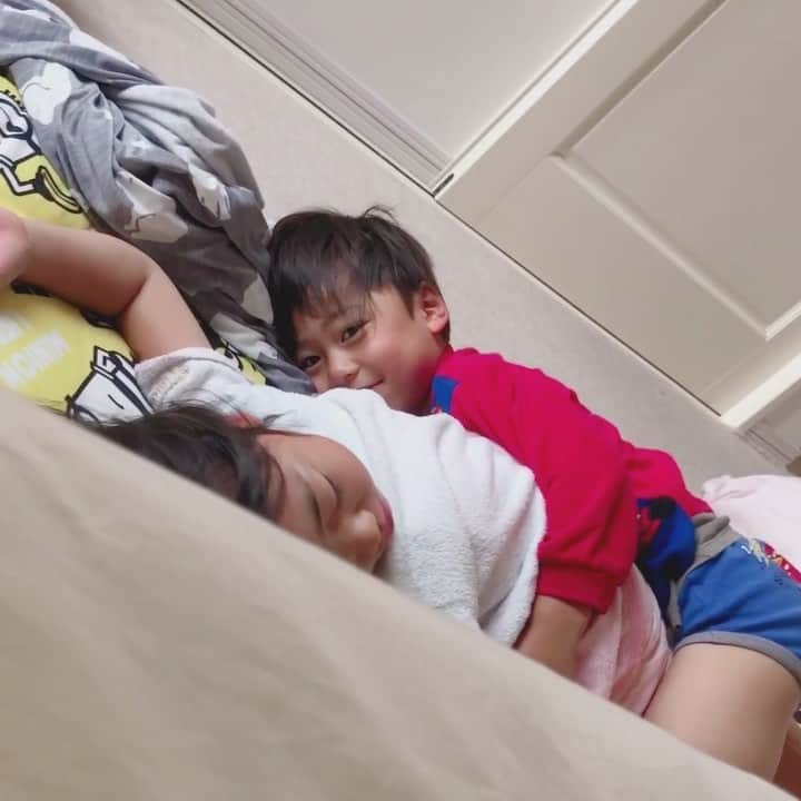 かなのインスタグラム：「． 生活感ね😂🙌🏻 今朝のふたりを隠し撮り💕 なにやらいちゃついてる🙈 ． 暑いからか朝起きるとパンイチになってる人👦🏻← 平日の早寝早起きがしっかり身について週末も19時前には夢の中😴✨ たまには夜更かしと朝寝坊したいなぁ〜🤫 私の勝手な希望😂🙏🏻 ． ． #寝起き#生活感#仲良し#甘えん坊#姉#弟」