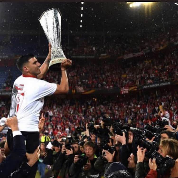 アディル・ラミのインスタグラム：「J’ai pas les mots ... je suis triste , très triste , RIP capitaine 🙏 #joseantonioreyes #reyes #sevillefc #legende #football  #famille , une énorme pensée pour la famille & les proches de rose Antonio Reyes et les personnes qu’ils l’ont aimées 🙏🤲🏽 @sevillafc @europaleague」