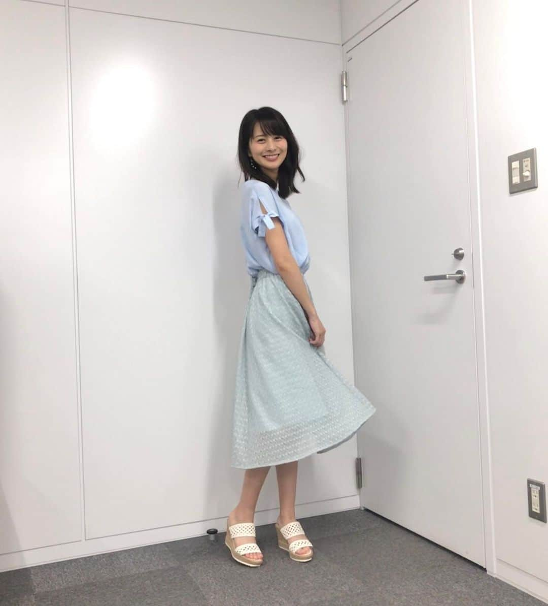 高見侑里さんのインスタグラム写真 - (高見侑里Instagram)「◡̈♥︎ そして今日のBS11の衣装は トップス＆スカート…#RD ピアス…#COCOSHNIK サンダル…#DIANA * さて明日は#安田記念 🏇 #アーモンドアイ の走り、楽しみです♡♡」6月1日 21時22分 - yuri_takami_official