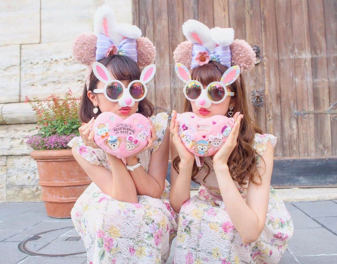 たんりいさんのインスタグラム写真 - (たんりいInstagram)「. . #かなりい ディズニー🐰🎀 . 秒で決まったイースターコーデ💓💓 シェリーメイのうさぎカチューシャ かわいすぎる🥺💕ワンピースは @tocco_closet のでお揃いしたよ👗❤︎ . ピアスは @_andante_shop の💗 これ超かわいいからまた紹介しますっ😍 . そして香港で買ったハートのコインケースも やっと使えた😍💕５匹verだよ✨ . . ほんとに楽しかった〜〜💋 かなちゃん１日ありがとうっ🌼🌼 . ちょっと書きたいことが多いから また次の投稿で書こうっと😌💕💕 . . #tokyodisneysea #disneysea #disneybound #disneyeaster #tds #シェリーメイコーデ #ディズニーイースター#twinscode #code #fashion #東京ディズニーシー #ディズニーシー #ディズニーバウンド #シェリーメイバウンド #ディズニーコーデ #かなりい #たんりいディズニー」6月1日 21時16分 - tanrii97