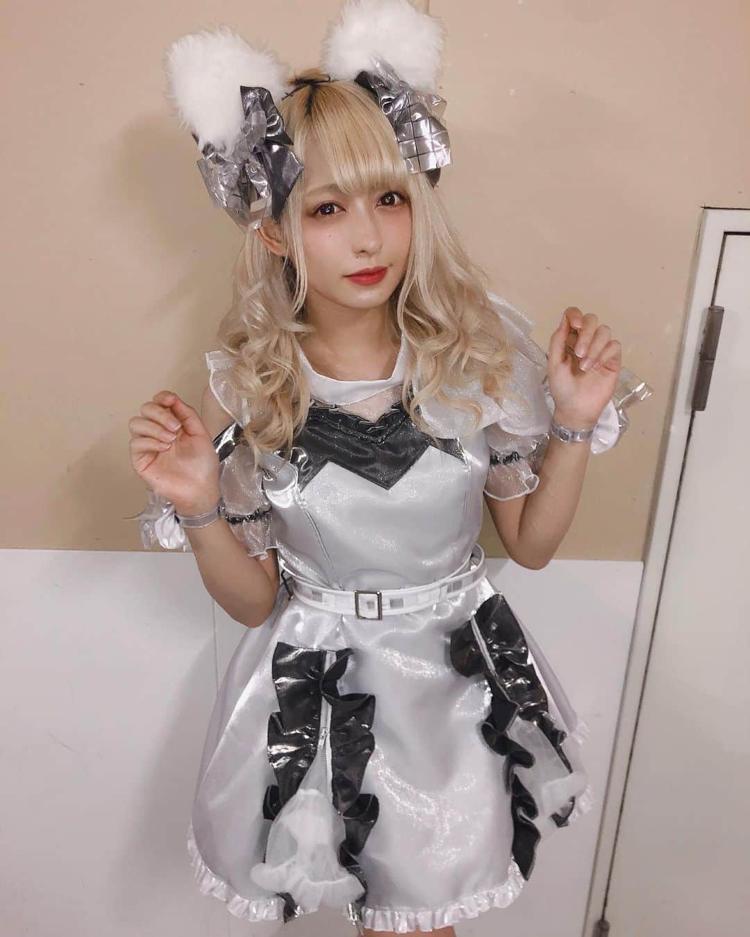 のインスタグラム：「ENGAG.ING 新衣装💍 Merlin Hiratoさんに制作していただきました。♡ ありがとうございます！  テーマはネオ感🐭 わたしの衣装はりぼんまみれにしたいという要望を叶えていただきました〜〜🎀りぼんいっぱいうれしい  春風スターターの衣装にもねずみがついていたのですが、今回もねずみ耳でねずみ感を出していただきました。もふもふでかわいいからみんなに触らせてあげられないのがざんねん、ふわふわだよ〜〜🐭♡ 直接みてほしいな〜〜♡ #ねずみ #ふわふわ #アイドル  #ダイバーシティ  #親父にもぶたれたことないのに」