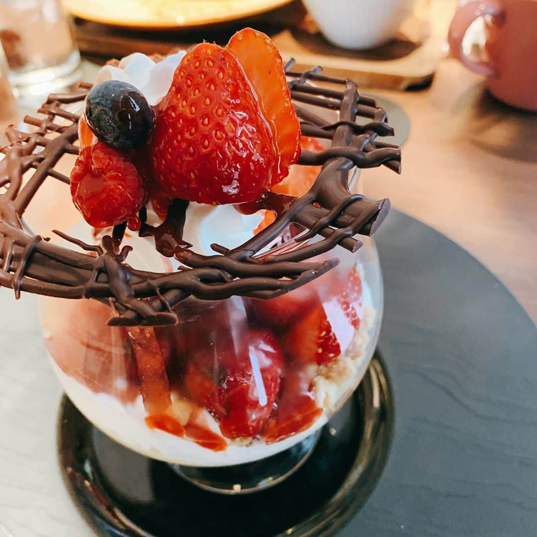 瀬口かなさんのインスタグラム写真 - (瀬口かなInstagram)「🥰❤️🍫🍓 #表参道 #omotesando #表参道カフェ #thestrings #ザストリングス表参道」6月1日 21時18分 - seguchikana