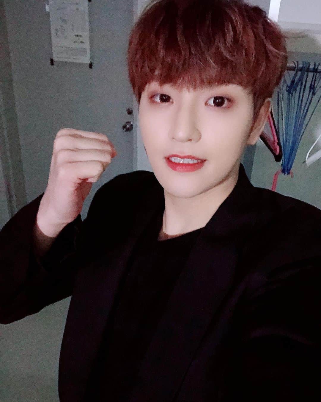 ヒョクジン のインスタグラム：「정말정말 감사한 하루였습니다! 재밌고 신나고 감동적인 하루네요  고마워 퍼펙션. 💙 #백퍼센트 #Last_Live #콘서트 #도쿄 #사랑해 #愛してる  아 혁순이도 재밌었대요 🤣」