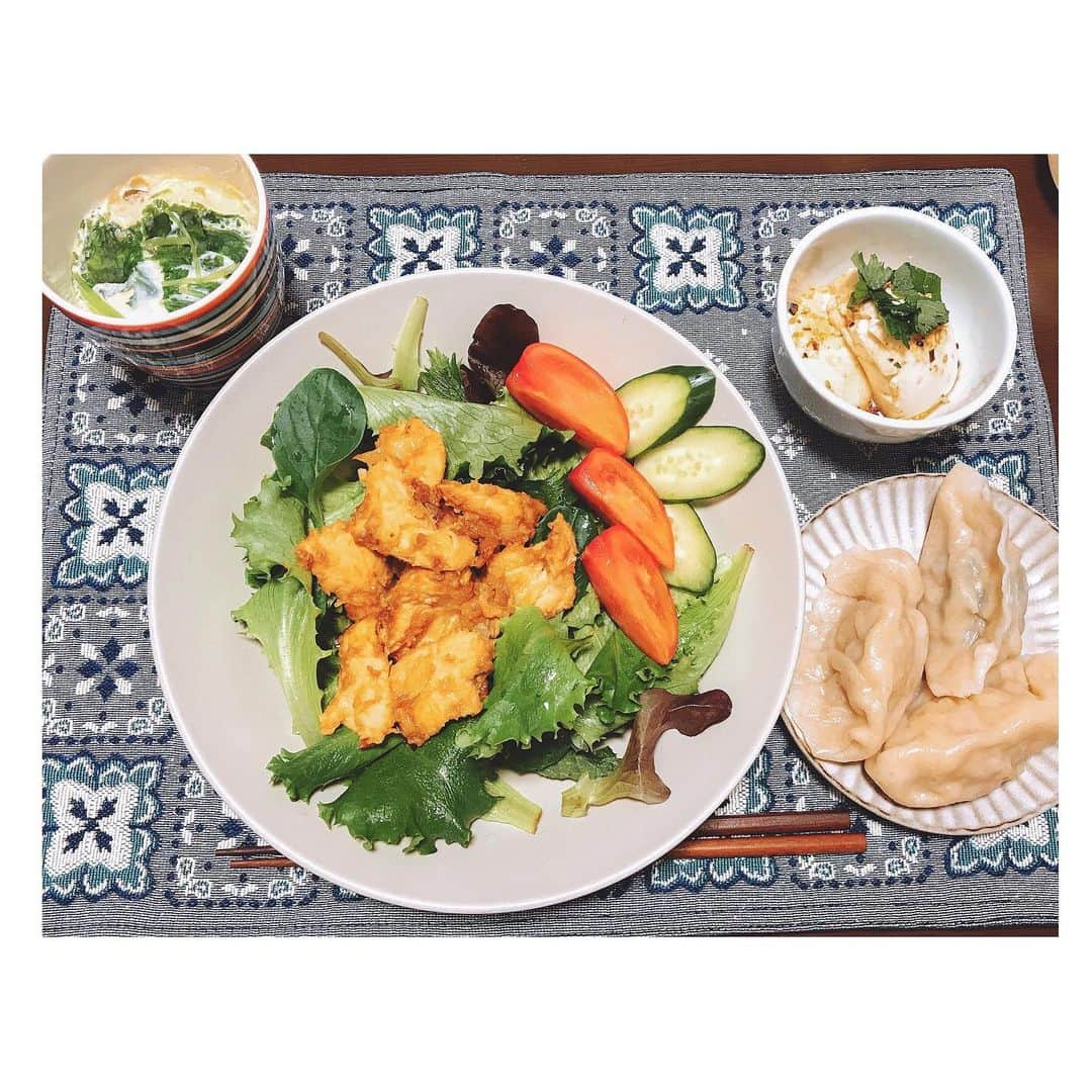 加藤侑紀のインスタグラム：「さっぱり献立 #カレーチキン の#サラダ  #水餃子 #茶碗蒸し #冷奴 ・ #咖哩雞 #沙拉 #水餃  #茶碗蒸  #豆腐 ・ ・ #youki飯 #今日の献立 #今日晚餐 #清淡 #さっぱりごはん #レシピ #recipe #todaysdinner」