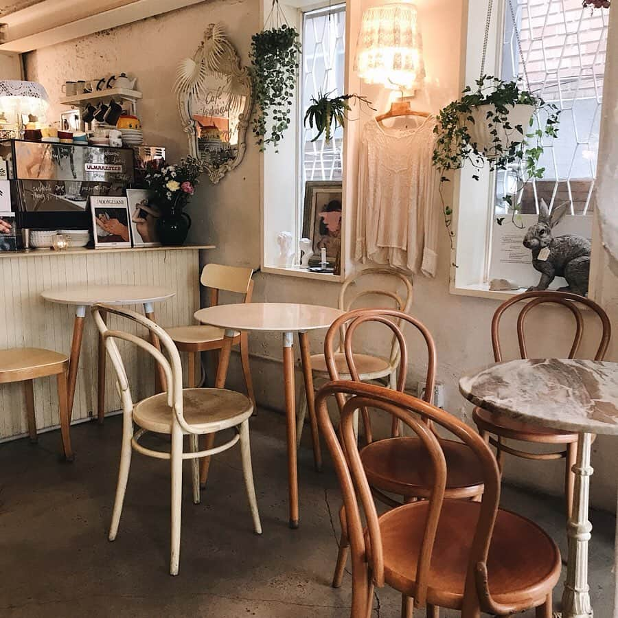 池田真子さんのインスタグラム写真 - (池田真子Instagram)「3店舗目に紹介するのは『Cafe Highwaist』って言うまたまたお洒落なカフェ＊° ． ． スイーツの並べ方とかメニューもお皿に書いてあったり、細かい所までどこ見ても可愛かった！！ ． ． ． さすが韓国って感じ。♡ ． ． ． ○Cafe Highwaist 弘大入口駅から徒歩12分 11:30〜21:00(定休日：日曜) ． ． ． #cafehighwaist  ヨンナムドンカフェ #延南洞 #ソウル  #韓国カフェ #お洒落カフェ #韓国グルメ #韓国 #カフェ巡り #カフェ好きな人と繋がりたい #フォトジェニック #インスタ映えスイーツ #韓国好きな人と繋がりたい  #インスタ探検隊 #インスタグルメ #instagood  #instafood #instasweet #love #lfl #photogenic #instakorea #instacafe #먹스타그램 #음스타그램 #맛스타그램 #맛스타그램 #맛집 #카페스타그램 #디저트  #일상 #makocafe」6月1日 21時24分 - mako_ikeda