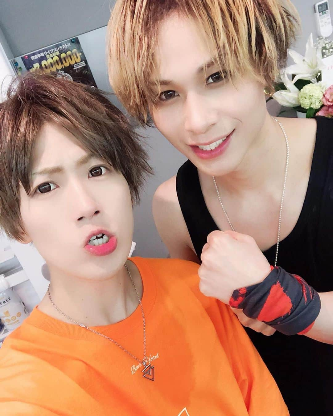 Takeshiさんのインスタグラム写真 - (TakeshiInstagram)「2019.5.25 青山RizM Kちゃんバースデー前日👑  仲間の誕生日イベントは熱くなっちゃうよね🔥 誘ってくれるのがとてもスーパー嬉しいよね😊✨ 本当に誕生日ってのは仲間がいるから特別な日になるし、仲間の誕生日は特別な日🎂 世間じゃ何でもない日もオレ達にら特別な日✨ これからもそんな日に騒ぎたいし、よりたくさんの仲間と騒げたらいいなと思う❗️ とりあえず今年から5/26はオレにとっても特別な日になった🎉 この誕生日前日イベントも誕生日当日ワンマンも主役のKちゃんはもちろん一緒に祝う仲間もクソ笑顔で最高にハートフルで素敵だったー💫  次にKちゃんとバチバチやるのは7/7七夕🎋 イニシャルエルとのスリーマン‼️ クソ熱いライブするぞー🔥🔥🔥」6月1日 21時25分 - takeshi_823