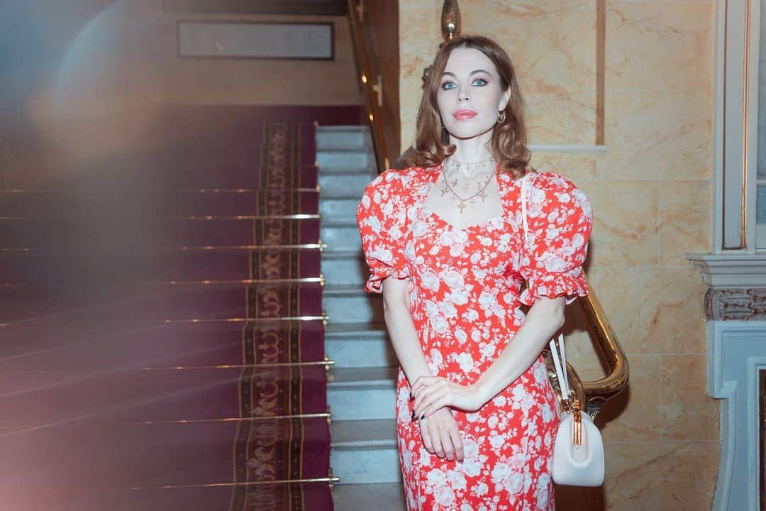 ウリヤナ・セルギエンコのインスタグラム：「Я очень стеснялась выходить на сцену и благодарю за поддержку всю команду. Столько оваций я не получала никогда, буду теперь репетировать многочисленные поклоны 🤪 Очень горжусь быть в такой славной компании ❤ I was so embarrassed to go on stage yesterday, and I’m very grateful for the support of the entire team. I have never received such a storm of applause in my life and I’ve decided to rehearse my curtseys starting from now 🤪 it is a big honor for me to be in such a great company ❤ @poluninink #rasputin @ulyana_sergeenko_moscow #londonpalladium」