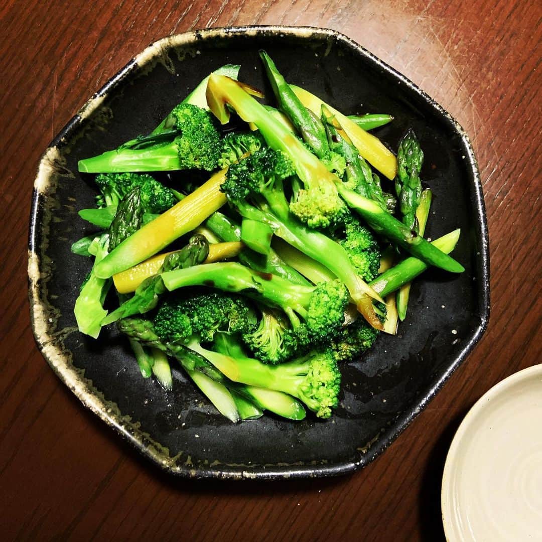 志摩有子さんのインスタグラム写真 - (志摩有子Instagram)「餃子メインだから、あとは野菜をちょこちょこと。ブロッコリーとアスパラガスの中華風お浸し。オイルを垂らしたお湯で塩茹でしてから、オイスターソース＋醤油のタレをかけるだけ。」6月1日 21時39分 - ariko418