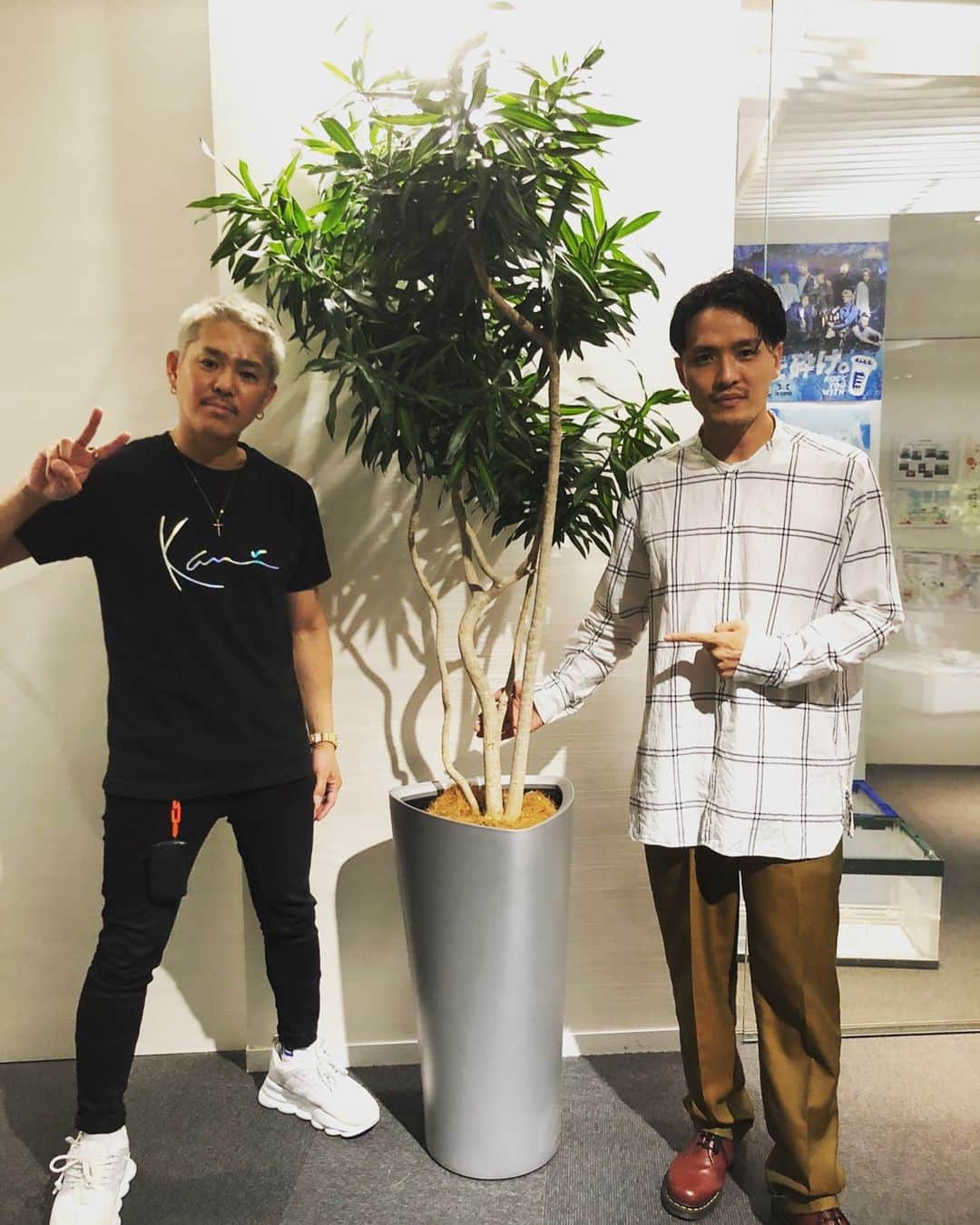 KEISEIさんのインスタグラム写真 - (KEISEIInstagram)「久しぶりにスリーショット！﻿﻿ ﻿﻿ TAKAさんだけちょっと﻿﻿ 転生しちゃったけど。﻿﻿ ﻿﻿ これぞ名物木村の木か…﻿﻿ ﻿﻿ さてもし生まれ変われるなら﻿﻿ みんなは何になりたい？﻿﻿ ﻿﻿ 僕はね﻿﻿ ﻿﻿ やっぱりKCかな﻿﻿？ ﻿﻿ いやなんだろうな﻿﻿ ﻿﻿ 何がイイかな﻿？ ﻿ それになるよ！」6月1日 21時34分 - deep_keisei