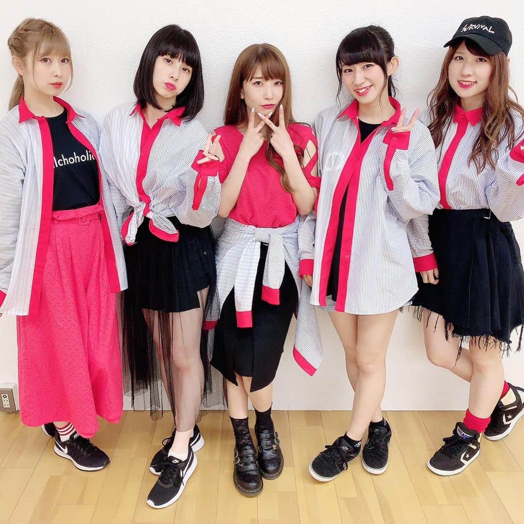 ゆずきのインスタグラム：「. . スクランブル交際 踊ってみたアップしました❣️ . なんでこんな歌詞と曲が書けるんだっていう天才DECOちゃんの本家様にどうやったらこんな構成と振りが思いつくの頭の中みせてくれってくらいの多才さをまなこが見せつけてくれました🤞 . 衣装はシャツを製作、スタイリングはお任せしました よーくみると左右で生地がちがうんです◎ バッシュに合わせてキャップ被ったら売り子みたいになりました💡 . 撮影、編集もSaku。さんが高クオリティかつスピーディーに仕上げてくださいました。 感謝…😭🙏 . https://www.nicovideo.jp/watch/sm35198873 . #踊ってみた #スクランブル交際 #衣装製作 #オリジナル衣装」