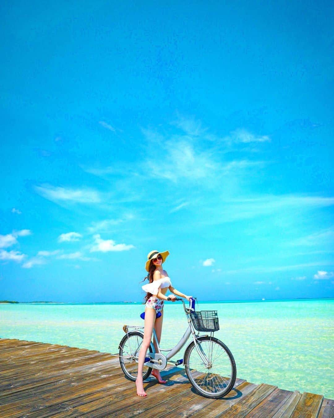 愛沢えみりさんのインスタグラム写真 - (愛沢えみりInstagram)「. ヤッホー🙆‍♀️自転車🚴‍♀️最高に気持ちかった🌈🏝 毎日がhappyすぎた♡｡ﾟ.(*♡´◡` 人´◡` ♡*)ﾟ♡ °・ . #Maldives#sonevajani#sonevajanimaldives  #サドル高くない？（笑）直してくれなかった（笑） #モルディブ#ソネバジャニ」6月1日 21時48分 - emiri_aizawa
