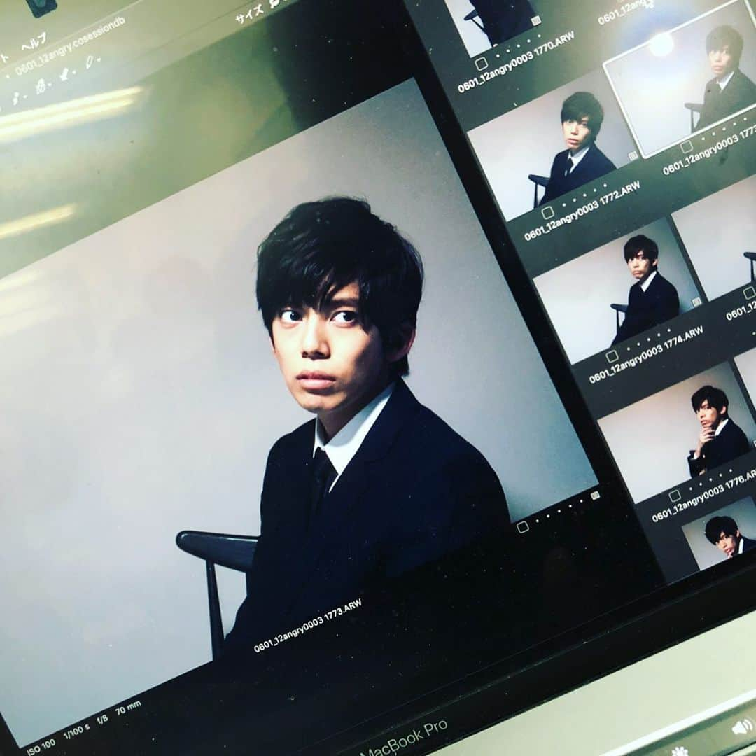 竹下健人さんのインスタグラム写真 - (竹下健人Instagram)「NP#3 『12人の怒れる男』﻿ ビジュアル撮影のため弾丸で東京へ。﻿ ﻿ 演出のキムラさんをはじめ﻿ えんとつ町のプペルぶりに大好きな皆さんと再会しました。﻿ ﻿ 普通ならありえないようなスケジューリングの中﻿ こうしてオファーをいただけたこと。﻿ ﻿ なんとしてもそれに応えたい、その気持ちを込めて﻿ 撮影に臨みました。﻿ ﻿ 前回のナイスコンプレックスさんの現場で﻿ (プロデュース公演のため、本公演ではありませんでしたが)﻿ ﻿ 自分の嫌な部分だったところも﻿ 全部さらけ出して、それを武器に変えていこうという強さを学びました。﻿ ﻿ ﻿ 今回はさらに﻿ 自分を磨きそしてもっと作品のための一部になれるよう﻿ ﻿ ﻿ 向き合っていきたいと思います。﻿ ﻿ ﻿ 今日のビジュアル撮影は﻿ またいつもと違う感じでビシッとスーツ、そして役柄のイメージに合わせた衣装でした。﻿ ﻿ ﻿ 公演はもう少し先ですが…﻿ ﻿ ﻿ 7/17〜7/21 東京@TACCS1177﻿ 8/2〜8/4 大阪@インディペンデントシアター2nd﻿ ﻿ ﻿ ぜひお越しください。﻿ ﻿ #12人の怒れる男﻿ #ナイスコンプレックス﻿ #演劇﻿ #ビジュアル撮影﻿ #act﻿ #stage﻿ ﻿ ﻿」6月1日 21時40分 - tkst_knt