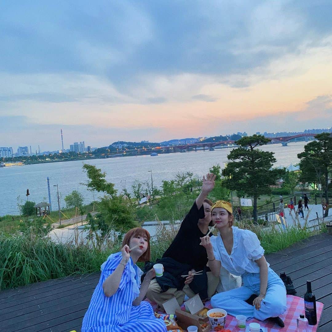 スアさんのインスタグラム写真 - (スアInstagram)「오랜만에 힐링 헤헤 사진은 역시 자포토 🌈💙💙💙」6月1日 21時44分 - midoricoo