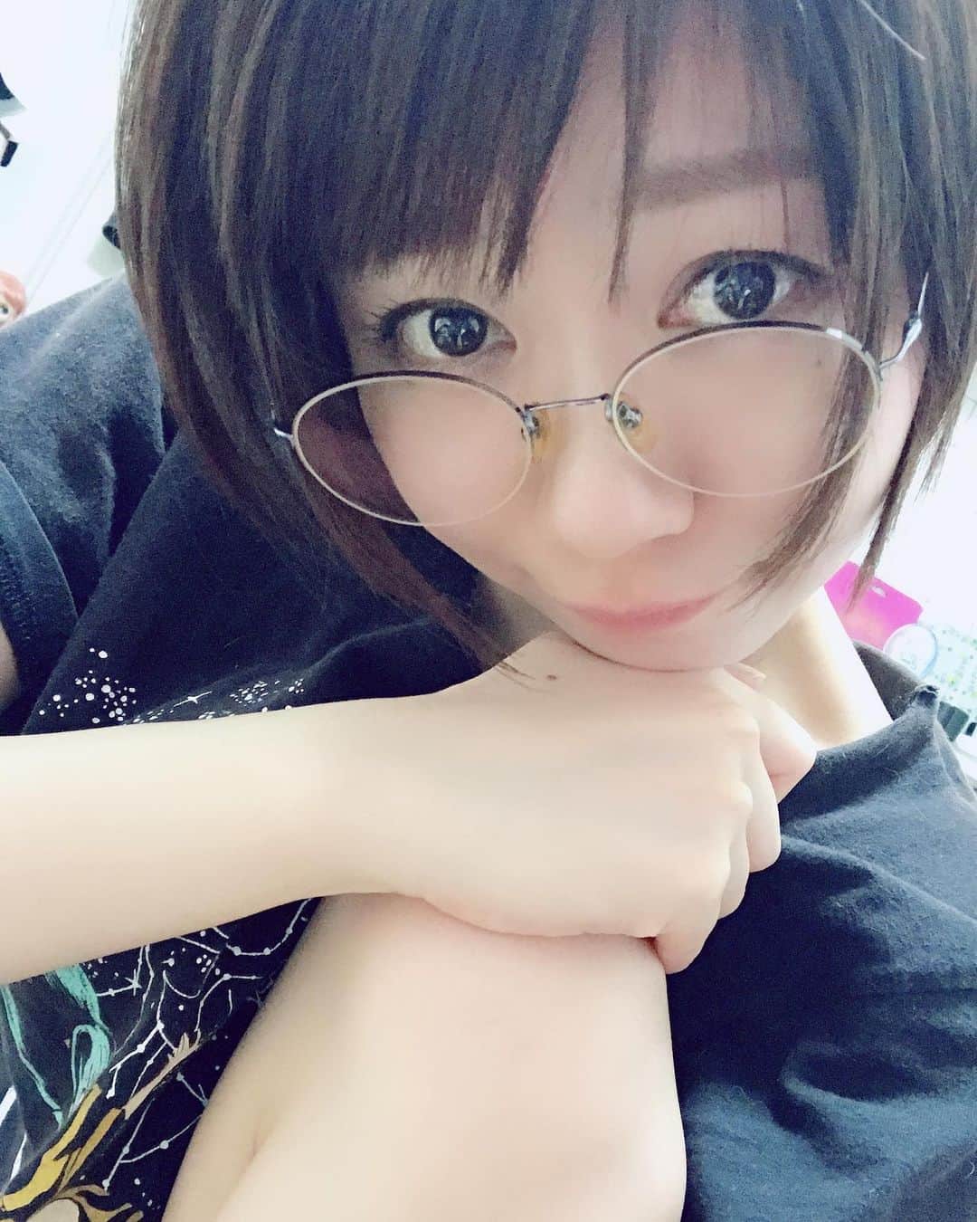 岩政久美子さんのインスタグラム写真 - (岩政久美子Instagram)「こうやると顔が丸いのが隠される( ´ ▽ ` )  けど、隠さず綺麗でおりたいので最近は髪で輪郭を隠すのを少しずつやめるようにしとります☀︎ 今からリンパマッサージするんじゃ🤤くそイテェ  #家ではめがね女子 ...