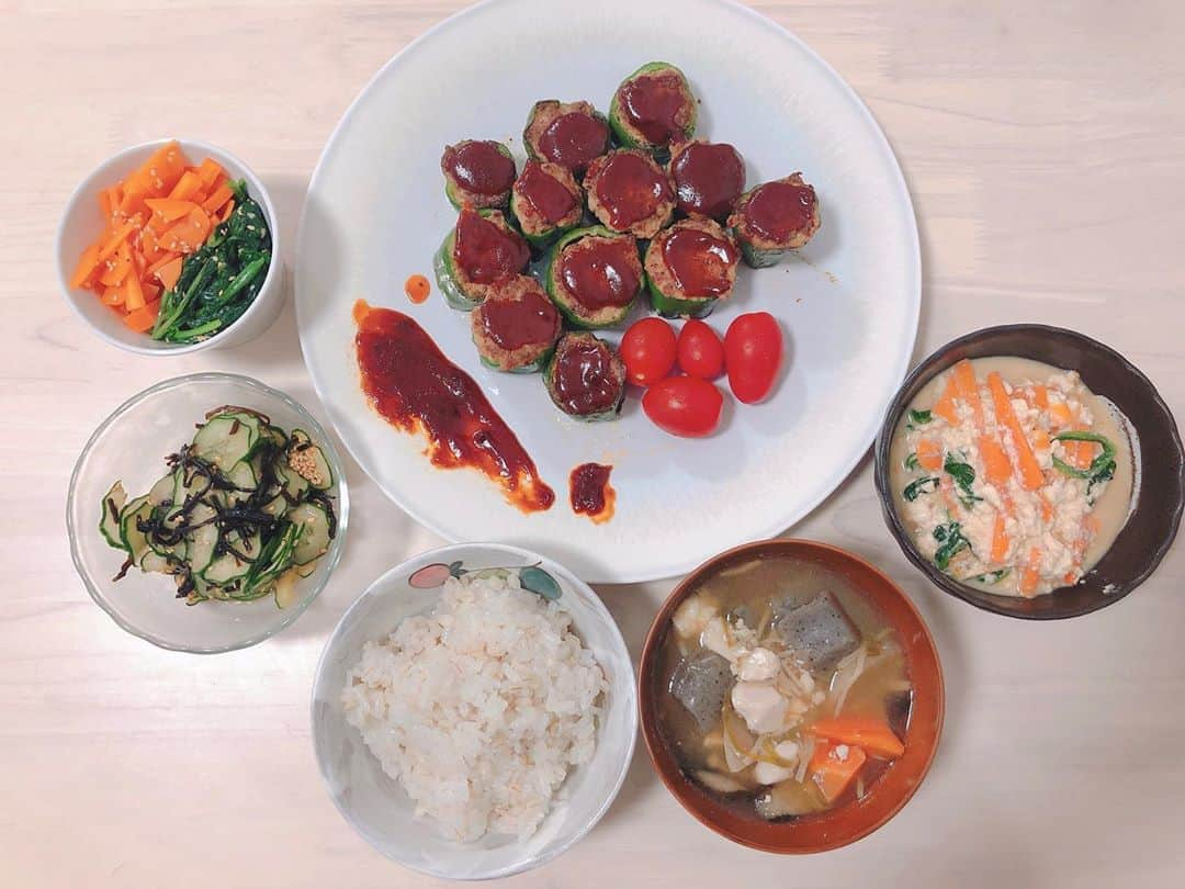 あつろーさんのインスタグラム写真 - (あつろーInstagram)「ある日の夜ご飯✨ . 肉詰め、ナムル、白和え、塩昆布、けんちん汁、麦飯 . 妊娠期間から引き続き授乳中も野菜を中心に😊 . 貧血予防でほうれん草を積極的に食べてもらえるようにしました。 . けんちん汁は沢山野菜が取れるのでいっぱい作って、慌しい育児の中でもパパッと出せるのでオススメです😄 . 時間が空けば動画撮影をしたいのですがそうもいかず慌しく過ごしています！ . 動画投稿もう少しお待ち頂けると幸いです🙇  #新米パパ #主夫飯 #授乳中の食事 #バランス良く食べる #育児楽しい」6月1日 21時54分 - atsu6u