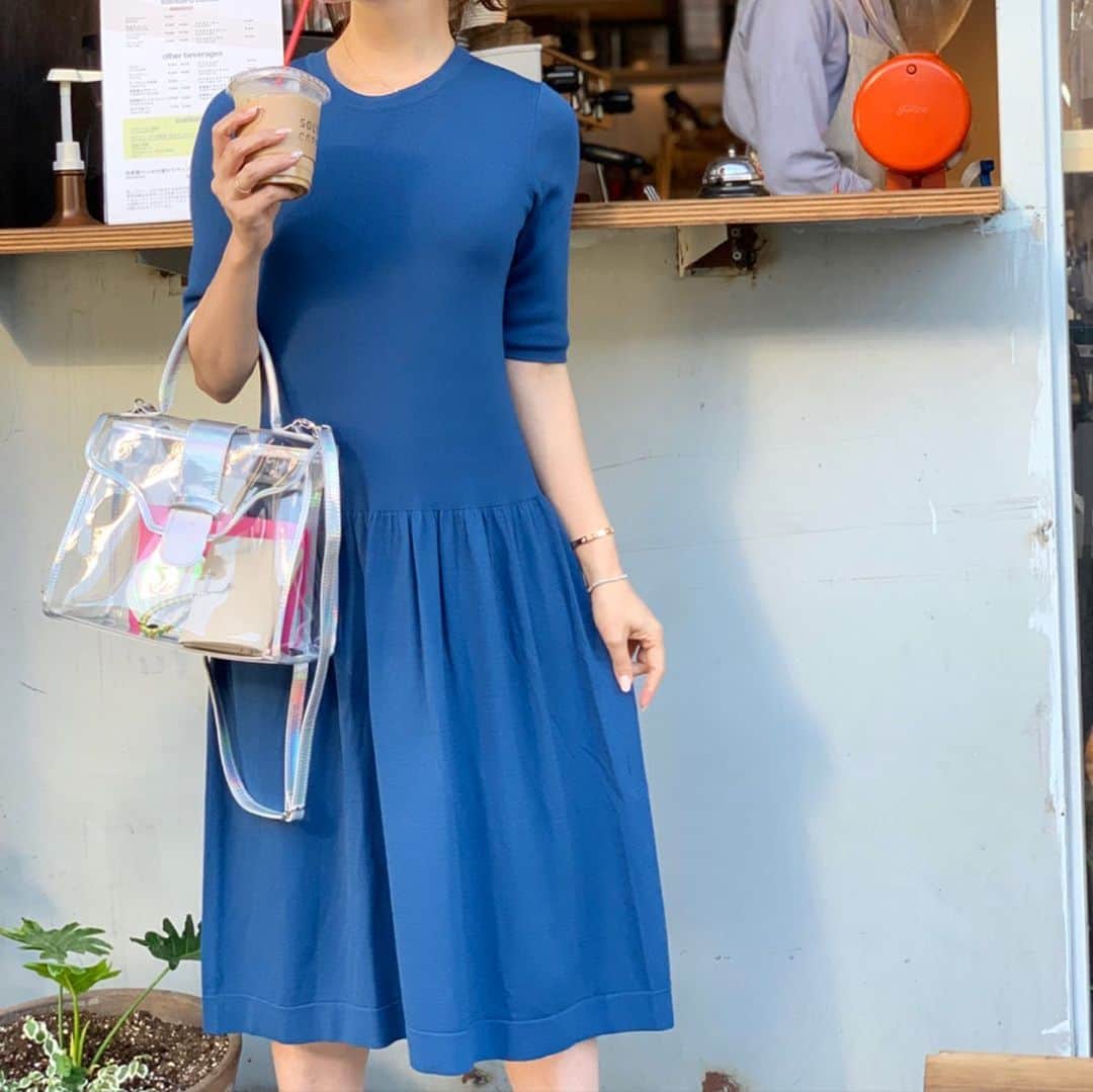吉田美紀さんのインスタグラム写真 - (吉田美紀Instagram)「・ 一枚でコーディネートが完成するワンピース♡ 夏の強い味方^ ^ ・ 美ラインニットワンピース ・ 鮮やかなブルーが夏らしくてお気に入り！ ・ onepiece→#lialapg bag→#liala @liala_official  sandal→#gianvitorossi ・ #onepiece #knitonepiece #coordinate #outfit #ootd #look #style #fashion #wardrobe #instagood #instafashion #ワンピース #ニットワンピース #ママコーデ #ママコーディネート #ママファッション」6月1日 21時57分 - miki__yoshida