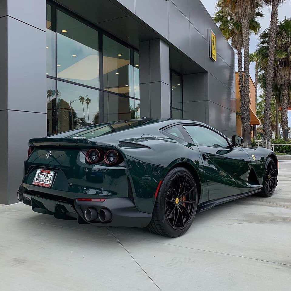 CarsWithoutLimitsさんのインスタグラム写真 - (CarsWithoutLimitsInstagram)「Dark Green 812 SuperFast  Photo @spencerberke  #carswithoutlimits #toronto #812superfast」6月1日 22時00分 - carswithoutlimits