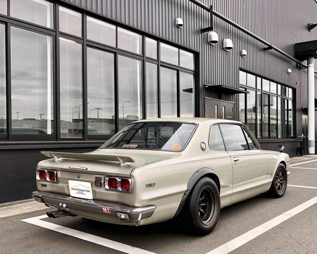 MOTUL Japanさんのインスタグラム写真 - (MOTUL JapanInstagram)「【“GT-R”の歴史はここから始まった】 「スカG」の愛称で知られる「スカイラインGT」その中でもレースで勝つ事を使命とされた特別なモデル「GT-R」。 . 1969年2月に発売された初代GT-R（PGC10型）は、プロトタイプレーシングカー日産R380のエンジン、GR8型をベースに開発されたS20型エンジンを搭載。レーシング仕様がほぼそのままの形で発売されました！驚きですよね！ 翌年には更に戦闘力を高めた2ドアHTのKPGC10を発売。数々の伝説を作りました。 . レースシーズン真っ只中！今年のGT-Rの活躍も皆さんの目に焼き付けてくださいね！写真はSUPER GTドライバー 松田次生選手が所有するKPGC10!!! . #メンテナンス #車 #車好きと繋がりたい #エンジン #バイク #バイク好きと繋がりたい #モチュール #車好き #バイク好き #オイル交換 #mactools #高性能オイル #エンジンオイル交換 #300V #300V2 #gtr #松田次生  #サーキット #race #レース #レース好きと繋がりたい #モータースポーツ #スカG  #スカイラインGT #初代gtr #日産 #NISSAN #supergt #松田次生選手 #あの頃の名車 #松田次生」6月1日 22時00分 - motuljapan