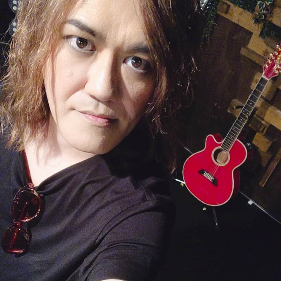 本城聡章さんのインスタグラム写真 - (本城聡章Instagram)「弾き語りツアー再び西へ🎸今宵もご来場いただきました皆さんありがとうございました。今ツアー最長、３時間に迫る長丁場でしたが楽しんでもらえたかな？また絶対に逢いましょう！ってな感じで今夜もそれぞれに気持ち良き一杯やりましょう乾杯🍻§ԾᴗԾ§ #橘高文彦本城聡章弾き語りAcousticLiveTour2019 #橘高文彦 #本城聡章 #大阪 #南堀江knave #弾き語り #アコギ #kyoritsumusic #Daddario #ダダリオ #Takamine #タカミネ #iPicks #expro #筋肉少女帯 #KingShow」6月1日 22時01分 - honjo