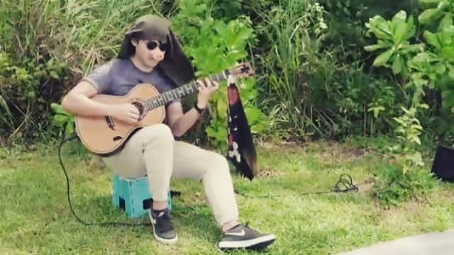 ジブリおじさんのインスタグラム：「一応、真面目に弾いてます😳  今日アップしたての動画です。フルはチャンネルから視聴できます🙂  #紅の豚 #帰らざる日々 #ソロギター #弾いてみた #ジブリ #久石譲」