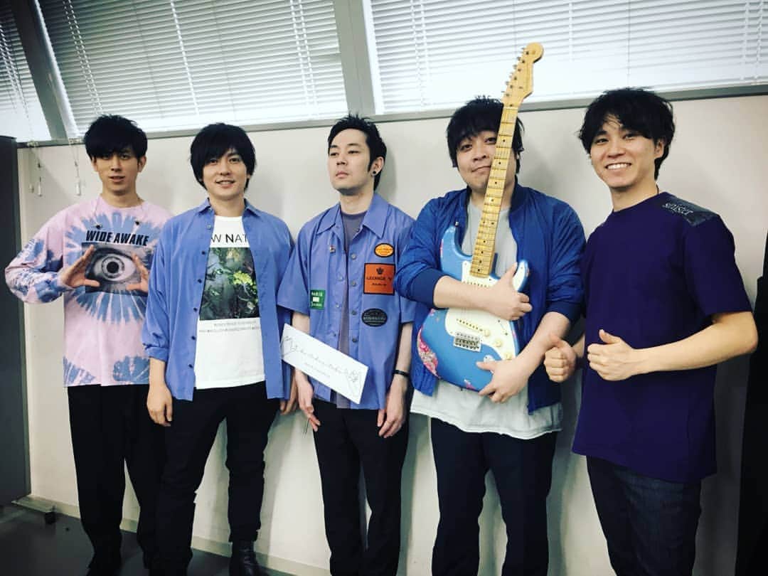 のインスタグラム：「アミューズフェス、flumpoolのステージも大盛況！ゲストにはポルノグラフィテイの岡野昭仁さんも登場して「星に願いを」。個人的にも感無量♪隆太くんの喉が復活したエピソードからの「HELP」にも演奏しながら胸を打たれました。幕張メッセにお集まりの皆さんありがとうございました！  さてflumpoolは8/4に台湾の台北アリーナで行われる巨大イベント「スーパースリッパ」に出演が決定。そして僕の初台湾ワンマンが8/3…そう、実は2daysなんです。日本からも、台湾の方も、是非2日間ともお越しいただけたら感無量！こちらの会場は台北の月見ル君思フにて（東京にあるライブハウスの台北店）。チケットは台湾だとKKTIXで、日本だとイープラスで発売しています。情報チェックよろしく！  #flumpool #磯貝サイモン #amusefes #ポルノグラフィテイ #岡野昭仁 #台湾 #superslippa」