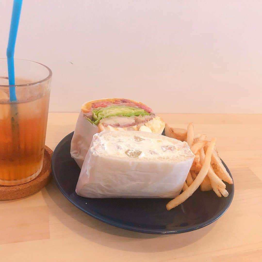 深川舞子さんのインスタグラム写真 - (深川舞子Instagram)「先日お友達とカフェ巡りしたので その投稿を😊  薬院にある「サンデリカ」という サンドイッチ屋さんです！ ここのサンドイッチは自分で はさむ具材を好きなだけカスタマイズできる素敵なお店でした！ ということでお友達とシェアすべく一つフルーツサンド頼んで もう一つお互いに入れたいものを入れるということをして六個ぐらいトッピングしました笑 写真でも伝わるボリューム感、、笑 フルーツサンドもサンドイッチも美味しかった！ テイクアウトもできるので男性でもオススメです！ 是非行ってみてね😊  #薬院カフェ #サンデリカ #福岡カフェ」6月1日 22時04分 - f.maiko_0705