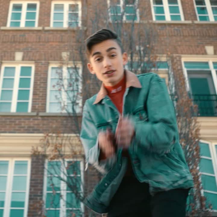 ジョニー・オーランドのインスタグラム：「#WasteMyTimeVideo out now!! i think this is my favourite video yet. watch now link in my bio ⏳」