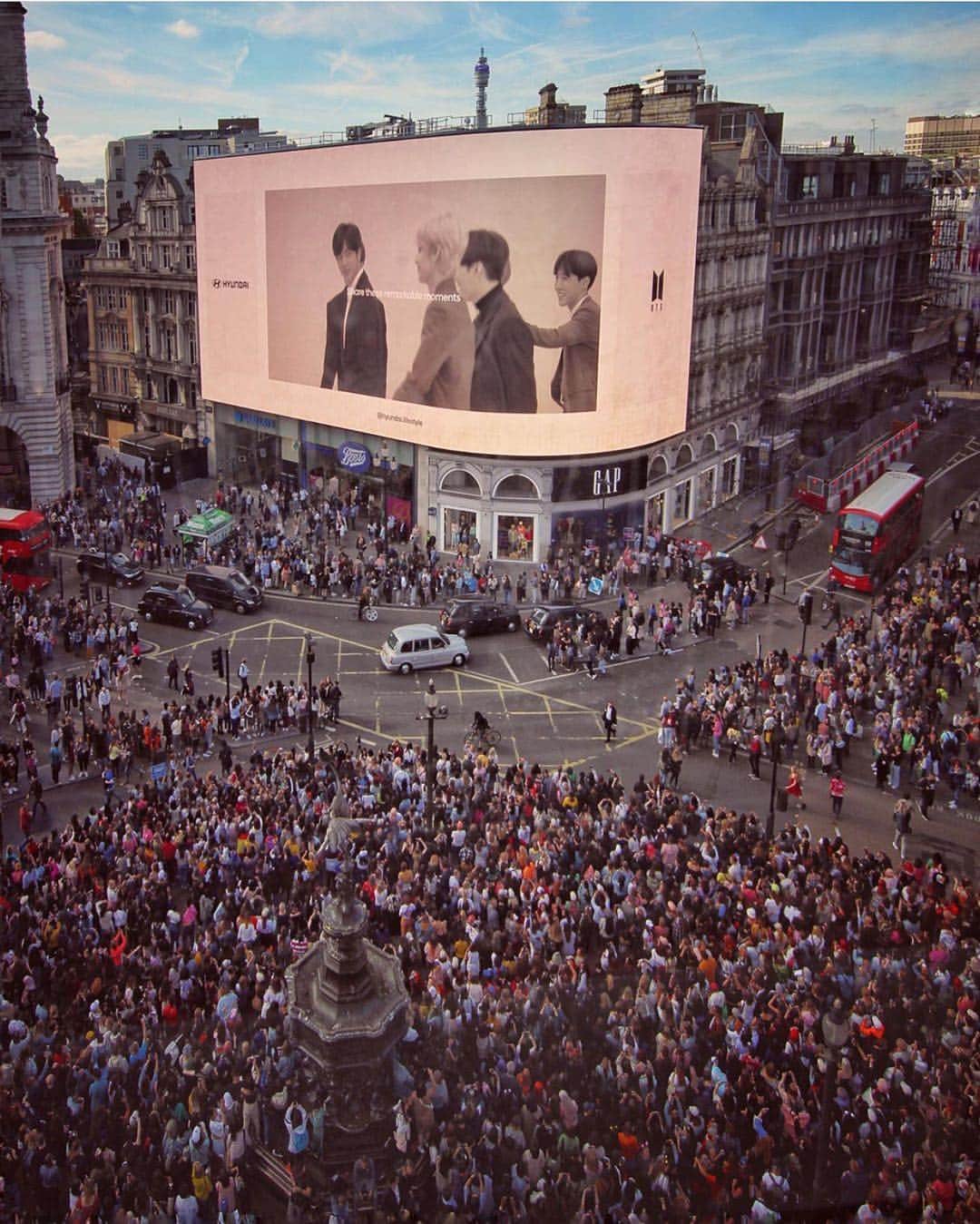 @LONDON | TAG #THISISLONDONさんのインスタグラム写真 - (@LONDON | TAG #THISISLONDONInstagram)「#PiccadillyCircus is shut down by #Korean K-pop boy-band sensations @bts.bighitofficial as they feature in #Hyundai’s latest car ad which was unveiled in full panorama. 📸 @_aaperspective_ captures the crazy scenes ahead of the bands show at Wembley stadium this weekend - the first Korean band to play the 90,000 capacity venue. Fascinating that a 2-min car ad could draw a crowd like this! 😱 // #thisislondon #london #bts #palisadewithbts」6月1日 22時14分 - london
