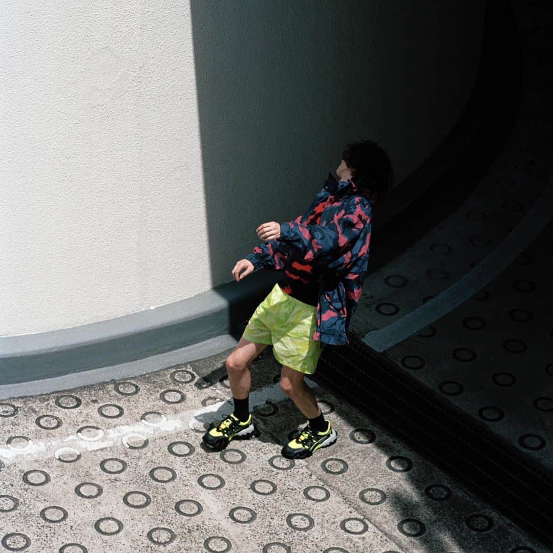 Valentinoさんのインスタグラム写真 - (ValentinoInstagram)「In @them_magazine’s 2019 Special Issue “VALENTINO,” photographer #NaotoKobayashi shot a pair of Valentino climbers along with a camouflage sweater and windbreaker from #ValentinoPreFall19. Styled by #LamdaTakahashi. Hair and makeup by #shinyakawamurashinyakawamura. #ThemMagazine」6月1日 22時12分 - maisonvalentino