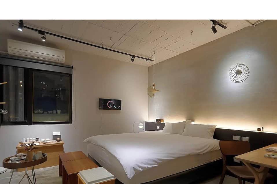 Vogue Taiwan Officialさんのインスタグラム写真 - (Vogue Taiwan OfficialInstagram)「#VogueTravel﻿ 常常旅行的你，是否有過入住某一間飯店、民宿後對於他們的裝潢或是某件生活用品非常心動，想要買回家的衝動呢？現在不用擔心只能看著他們留在當地房間，因為Airbnb @airbnb 最近出現許多入住時可將喜歡的生活用品買回家的「購物型房源」，將住宿結合「先試後買」的概念，邀請室內設計師、時尚選品達人等精心布置後提供給旅人入住體驗，不僅能激發旅人的居家裝潢靈感，也能變成另一種邊住邊買的購物型態，只要看上哪一款，check out時就順便買回家，而且品項小至盥洗用品，大至家具、寢具等，非常有趣。以下就來看看Airbnb站上精選的5間超質感「購物型房源」吧！看完也許你就想立刻出發入住一波！（完整介紹請至 @voguetaiwan 首頁點選連結觀看。） ﻿ ﻿ Pic. 1-2: 玩味旅舍Play Design Hotel @playdesignhotel －每間房間都是一個展覽﻿ Pic. 3-4: Casa Mami @casa.mami －沙漠中的時尚旅居﻿ Pic. 5-6: Garde House－好萊塢名人首選﻿ Pic. 7-8: LA設計閣樓－療育禪風超chill﻿ Pic. 9-10: 七彩繽紛Loft－波西米亞風女孩最愛﻿ ﻿ #airbnb #旅館 #民宿 #旅遊 #旅行 #度假 #hotel #bnb #travel #traveling」6月1日 22時16分 - voguetaiwan